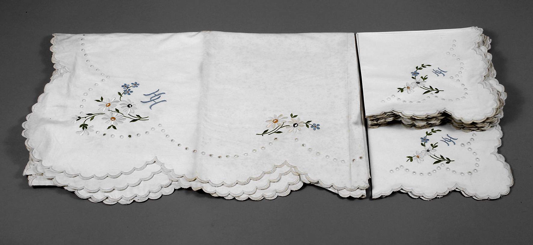 Große Tafelgarnitur mit Stickerei