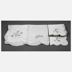 Große Tafelgarnitur mit Stickerei