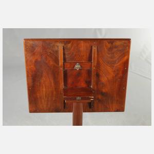 Beistelltisch mit Perlstickerei