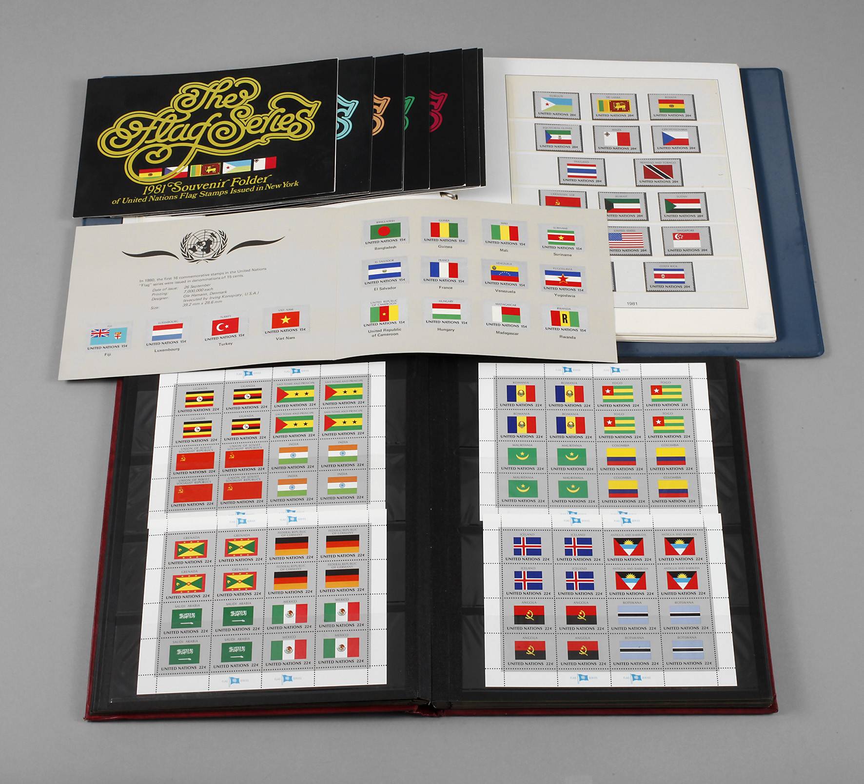 Zwei Briefmarkenalben United Nations-Flaggen