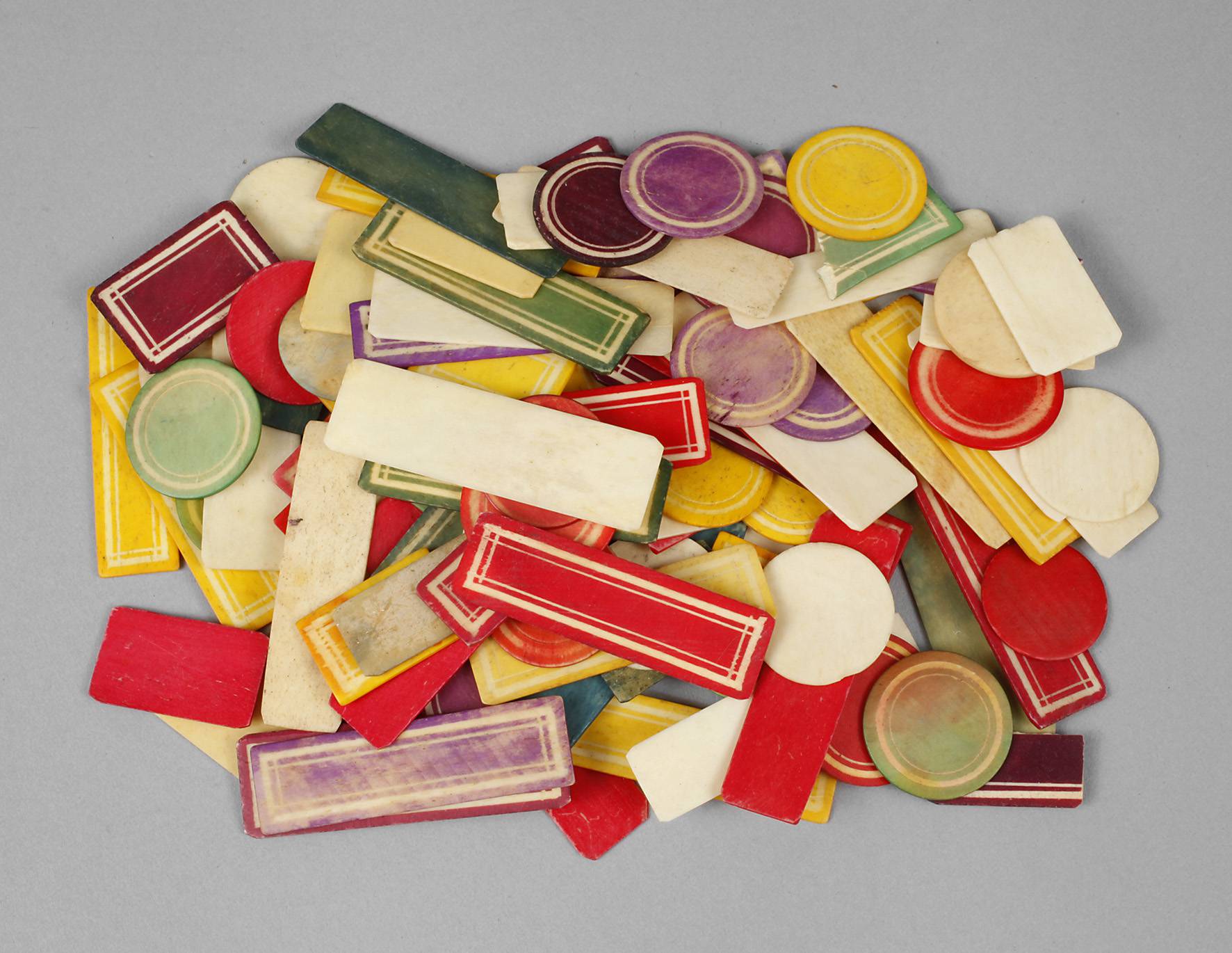 Konvolut Spielmarken Bein