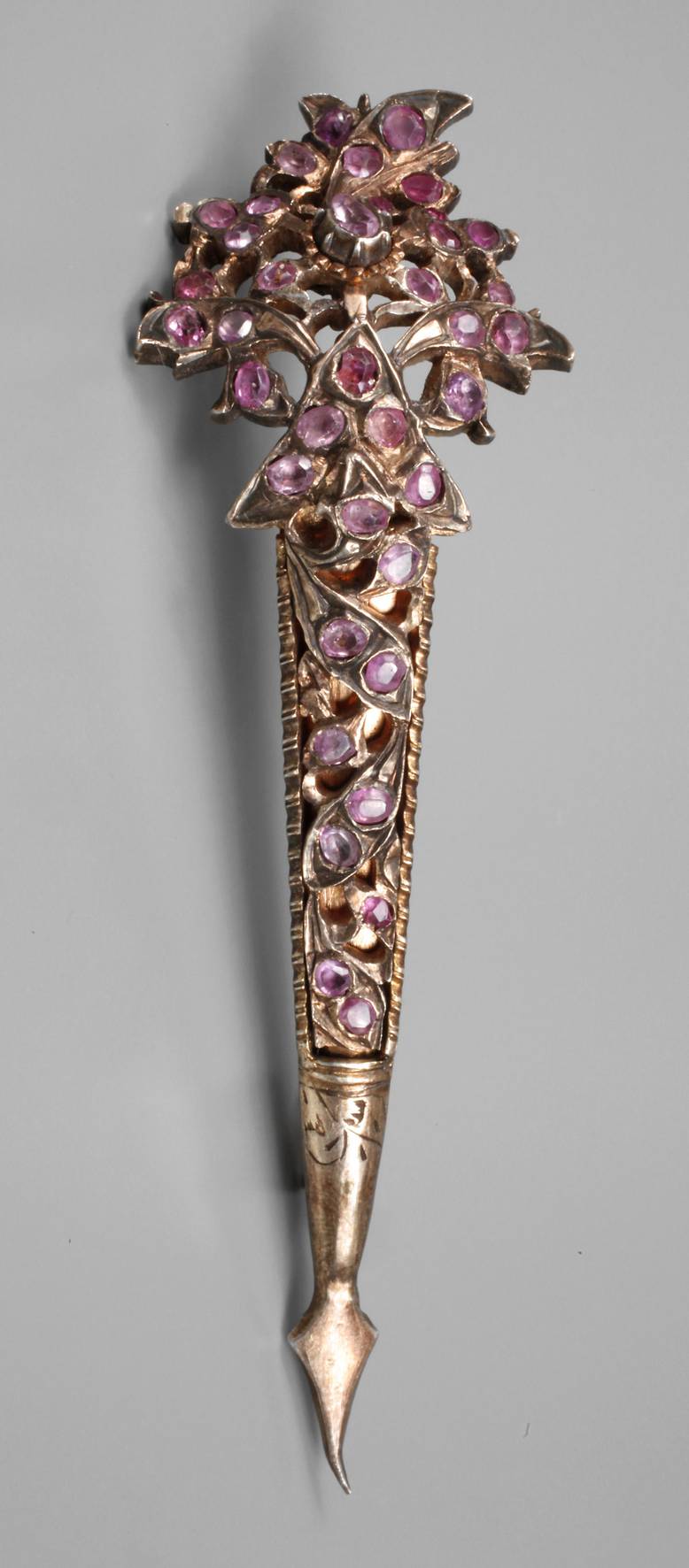 Hutnadel mit Rubinen