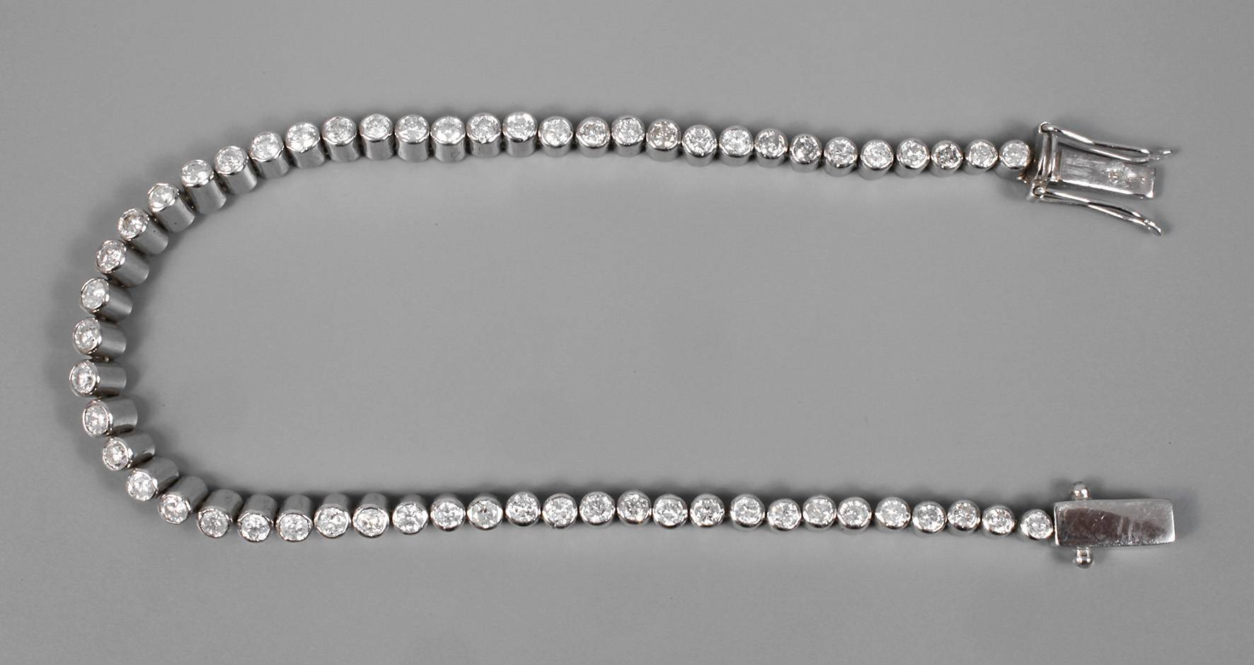 Feines Tennisarmband mit Brillanten von ca. 2,8 ct