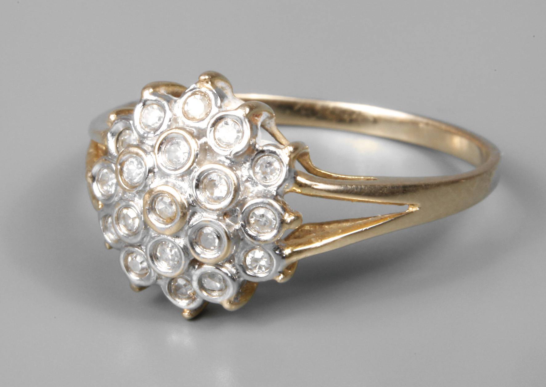 Damenring mit Diamantbesatz