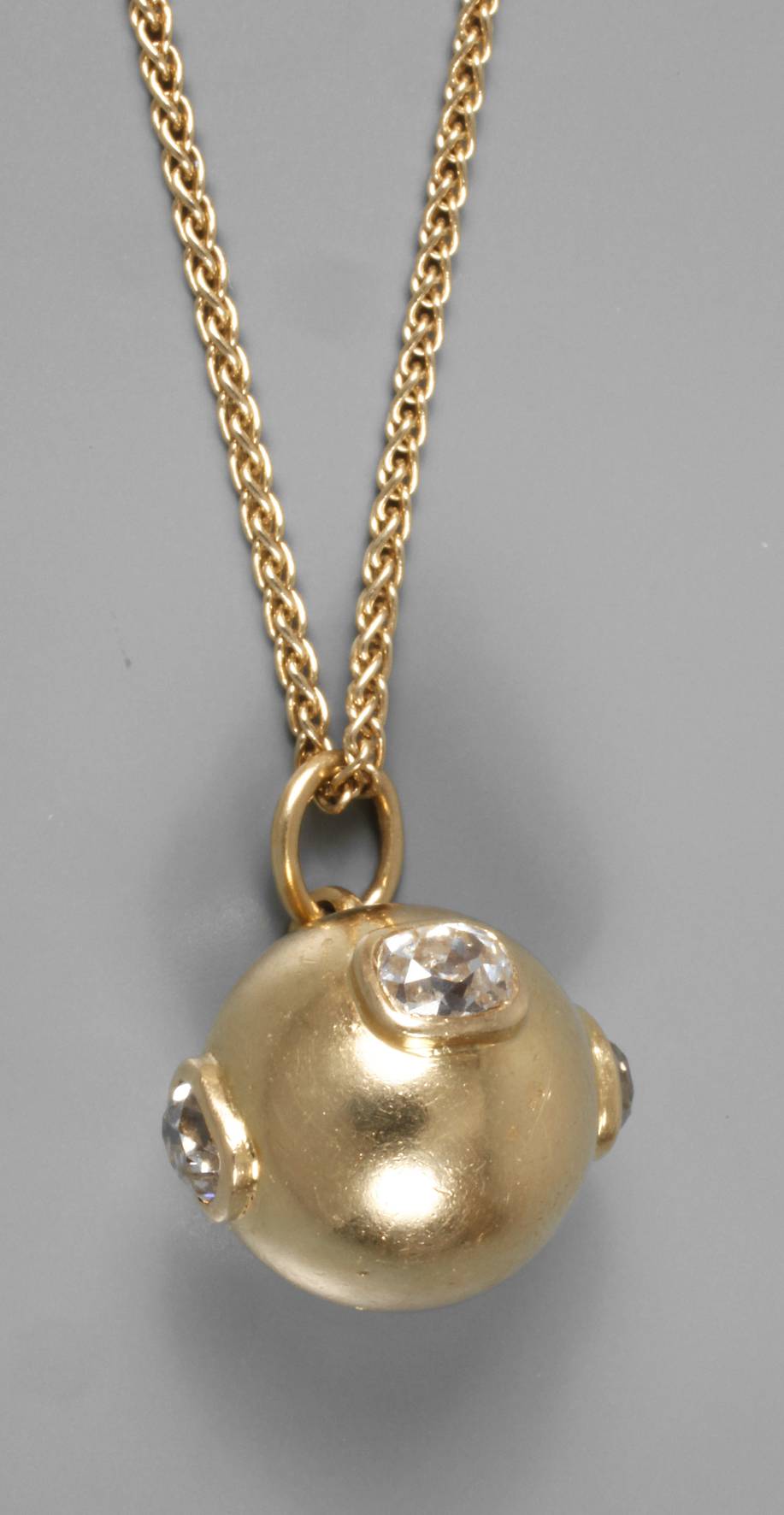 Kugelanhänger mit vier Diamanten ca. 2 ct