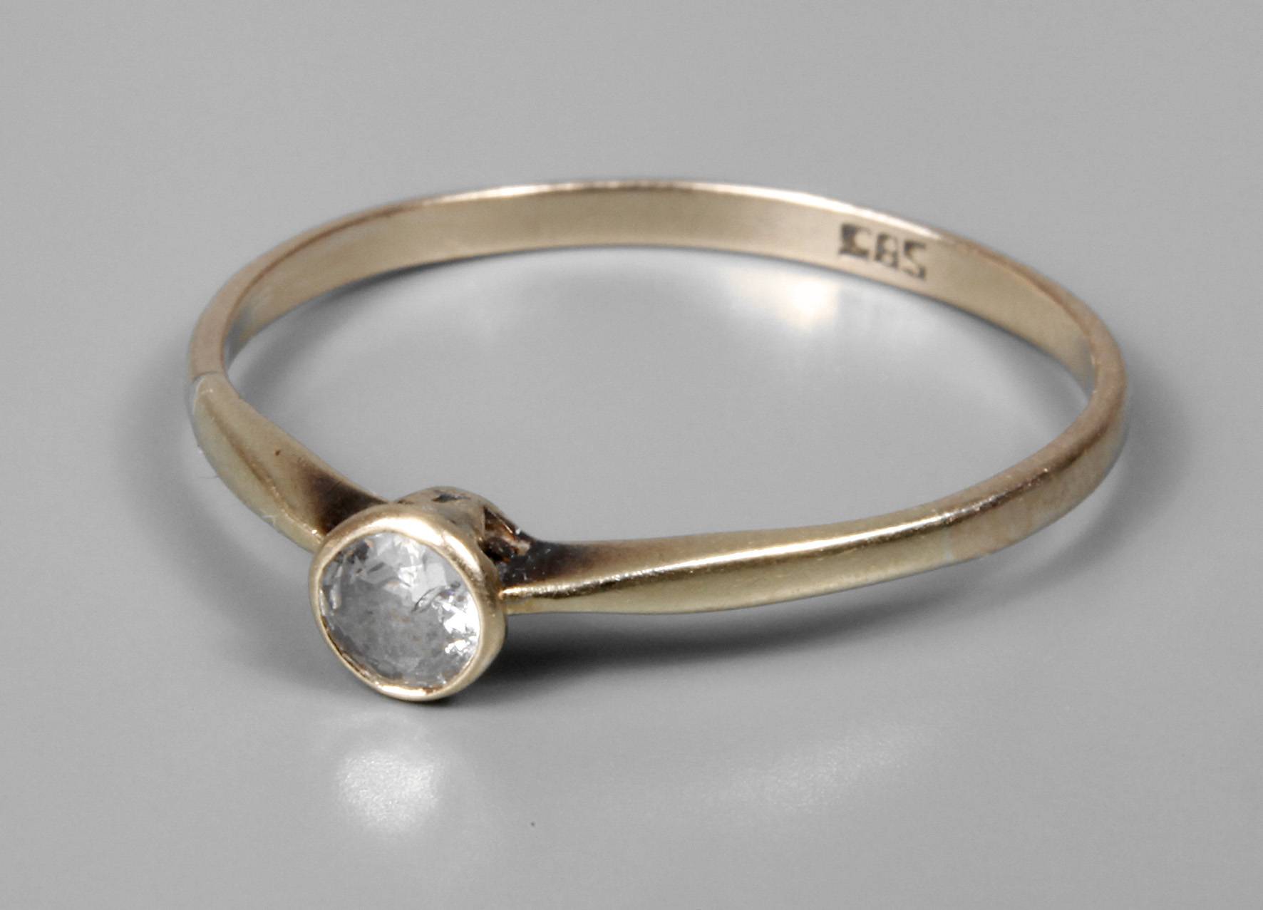 Damenring mit Brillant