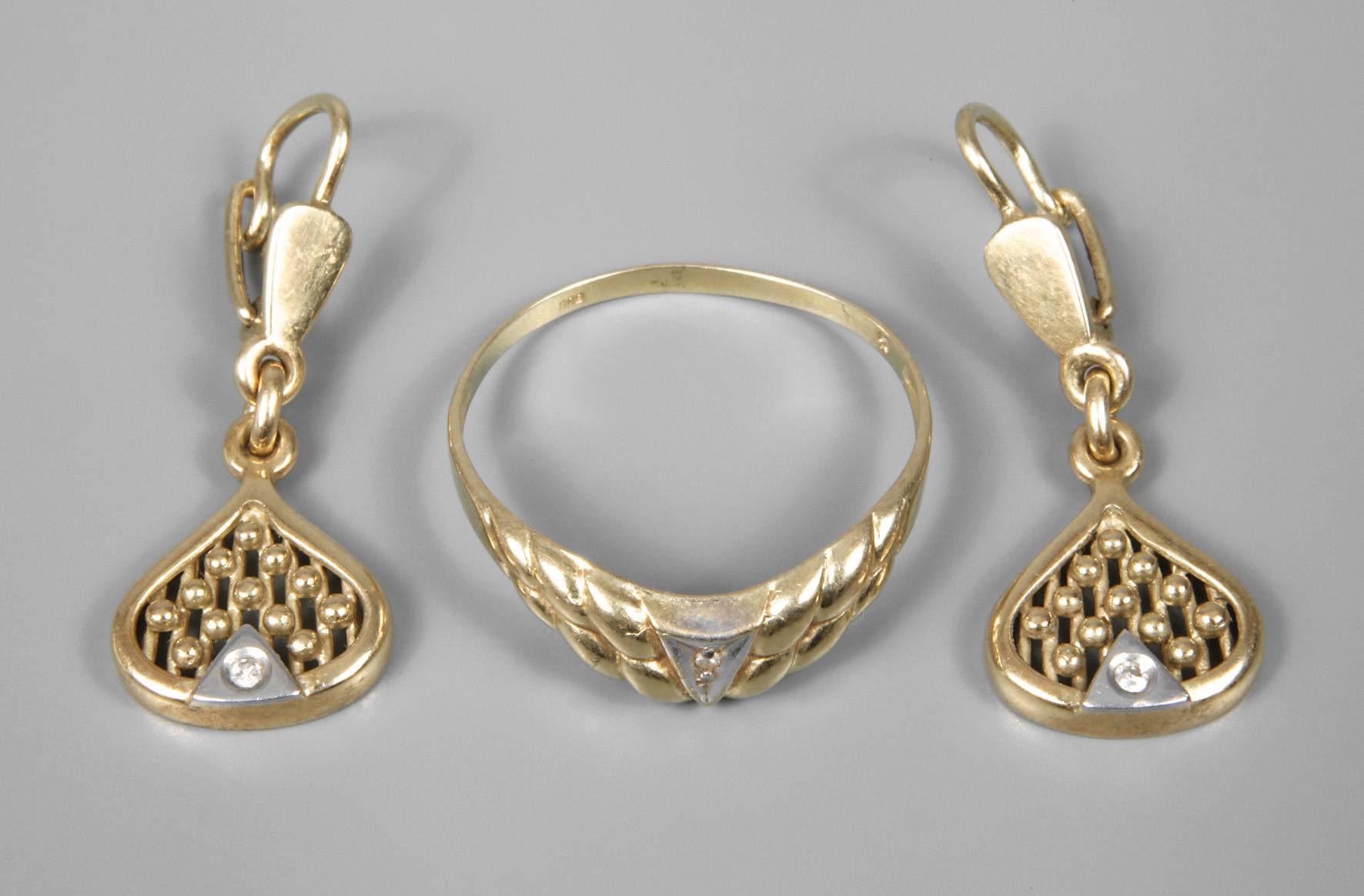 Ring und Ohrringe mit Diamantbesatz