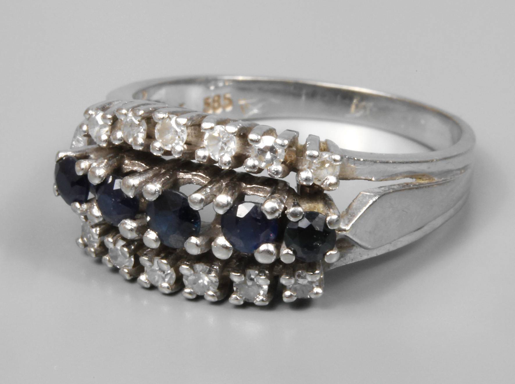 Damenring mit Saphiren und Brillanten