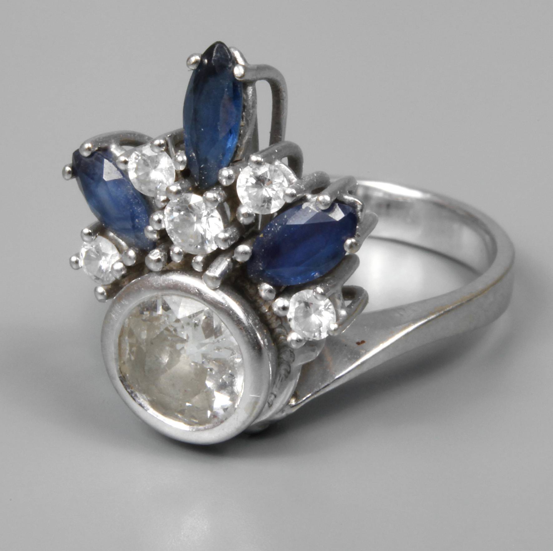 Damenring mit Saphiren und Diamanten