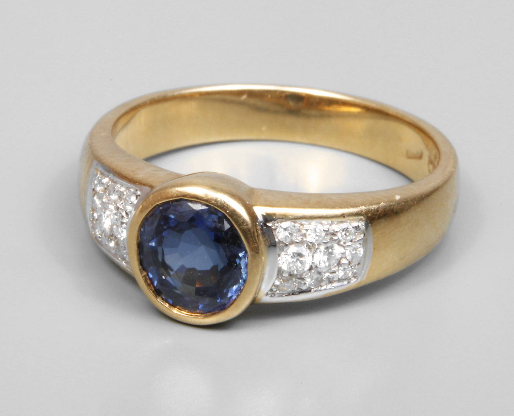 Damenring mit feinem Saphir und Diamanten