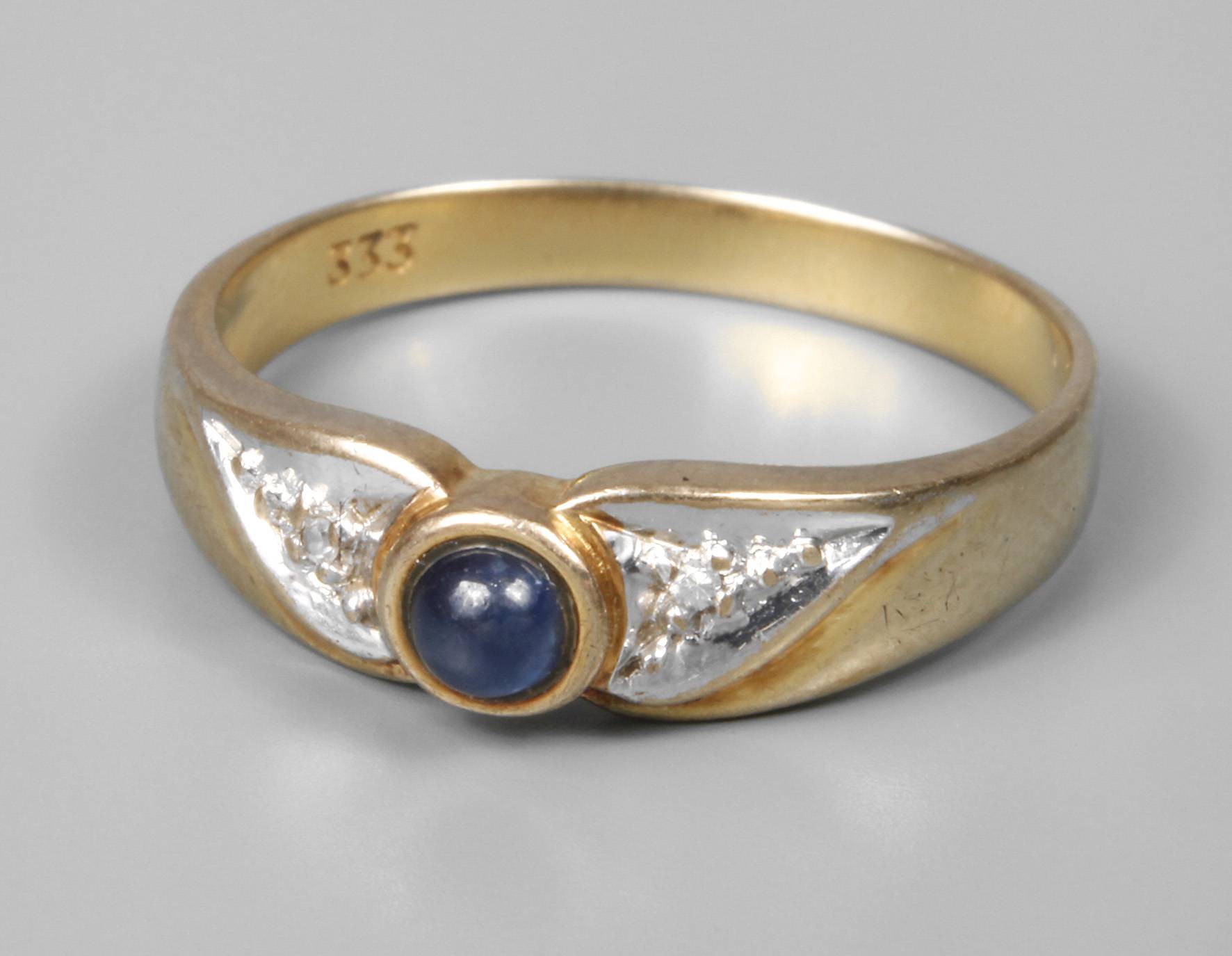 Damenring mit Saphir und Diamanten