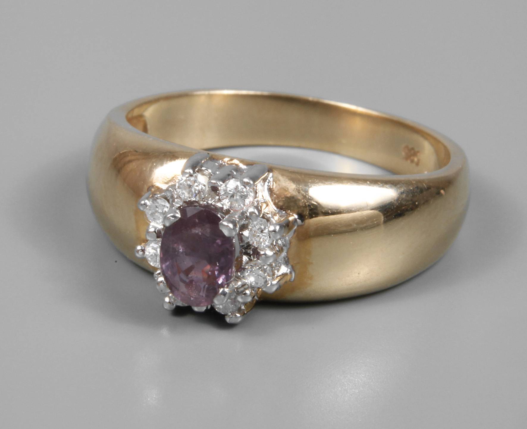 Damenring mit Rubin und Brillanten