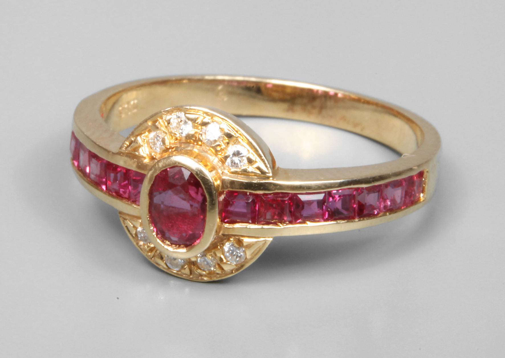 Damenring mit Rubinen