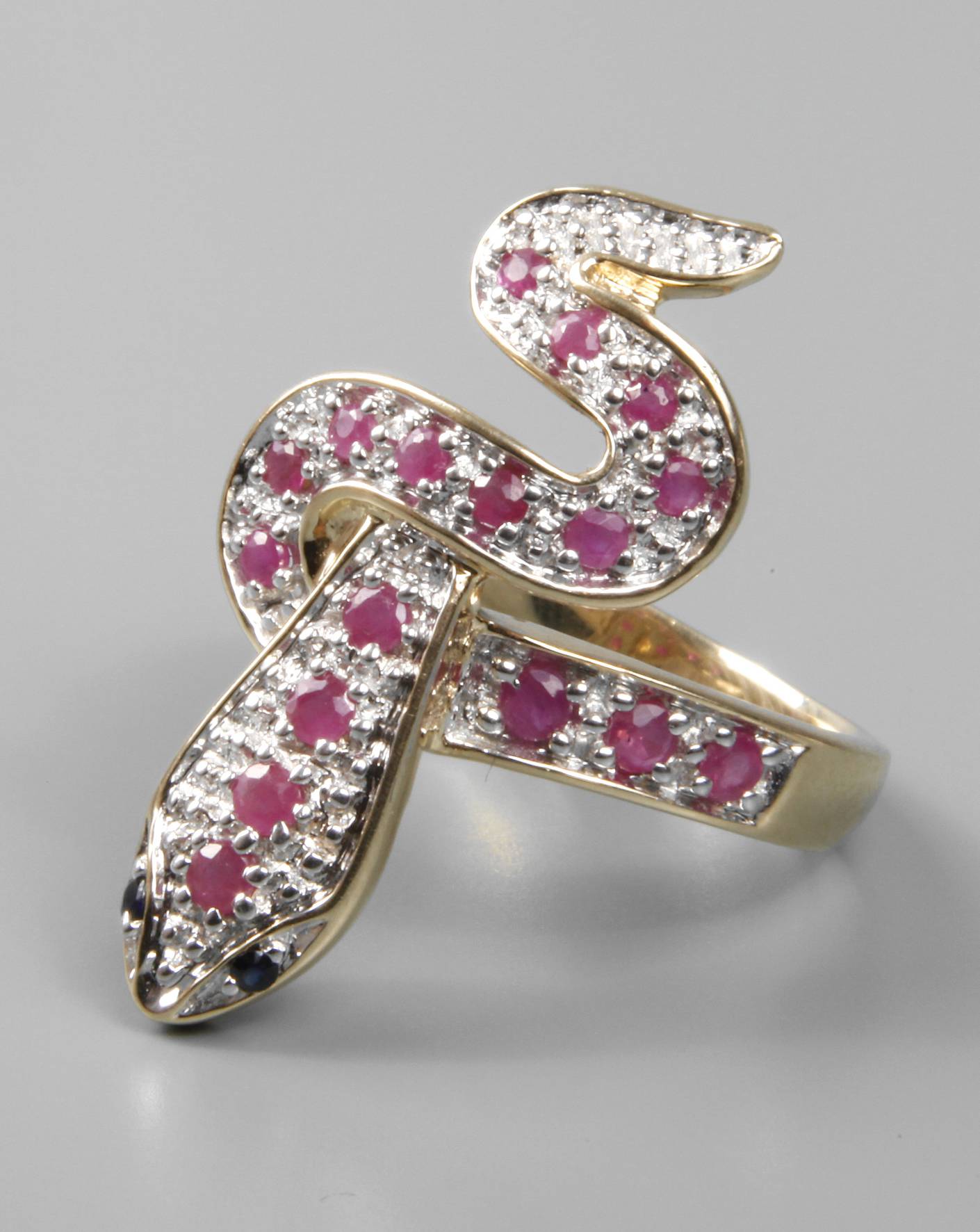 Damenring mit Rubinen und Saphiren