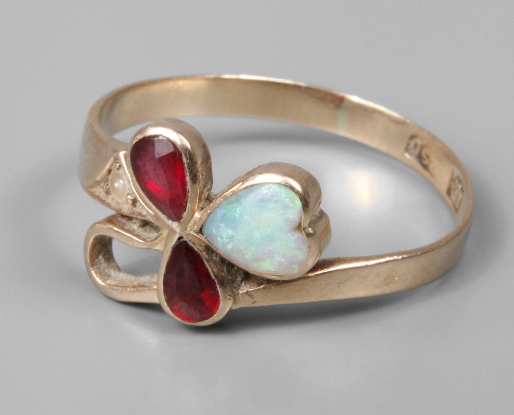 Damenring mit Rubinen und Edelopal