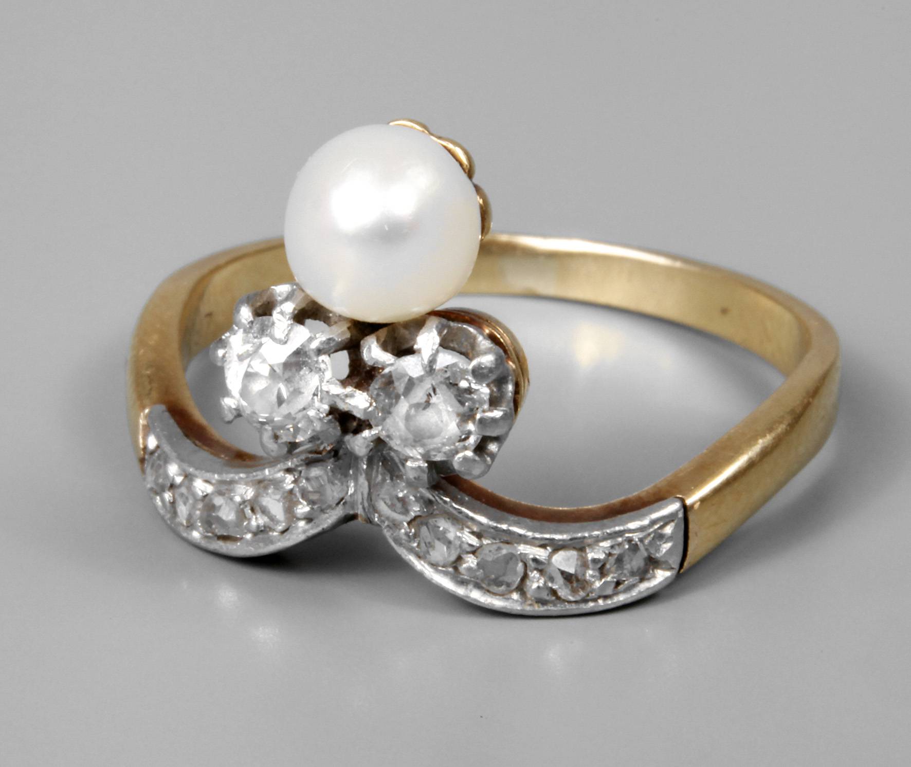 Damenring mit Perle und Diamanten