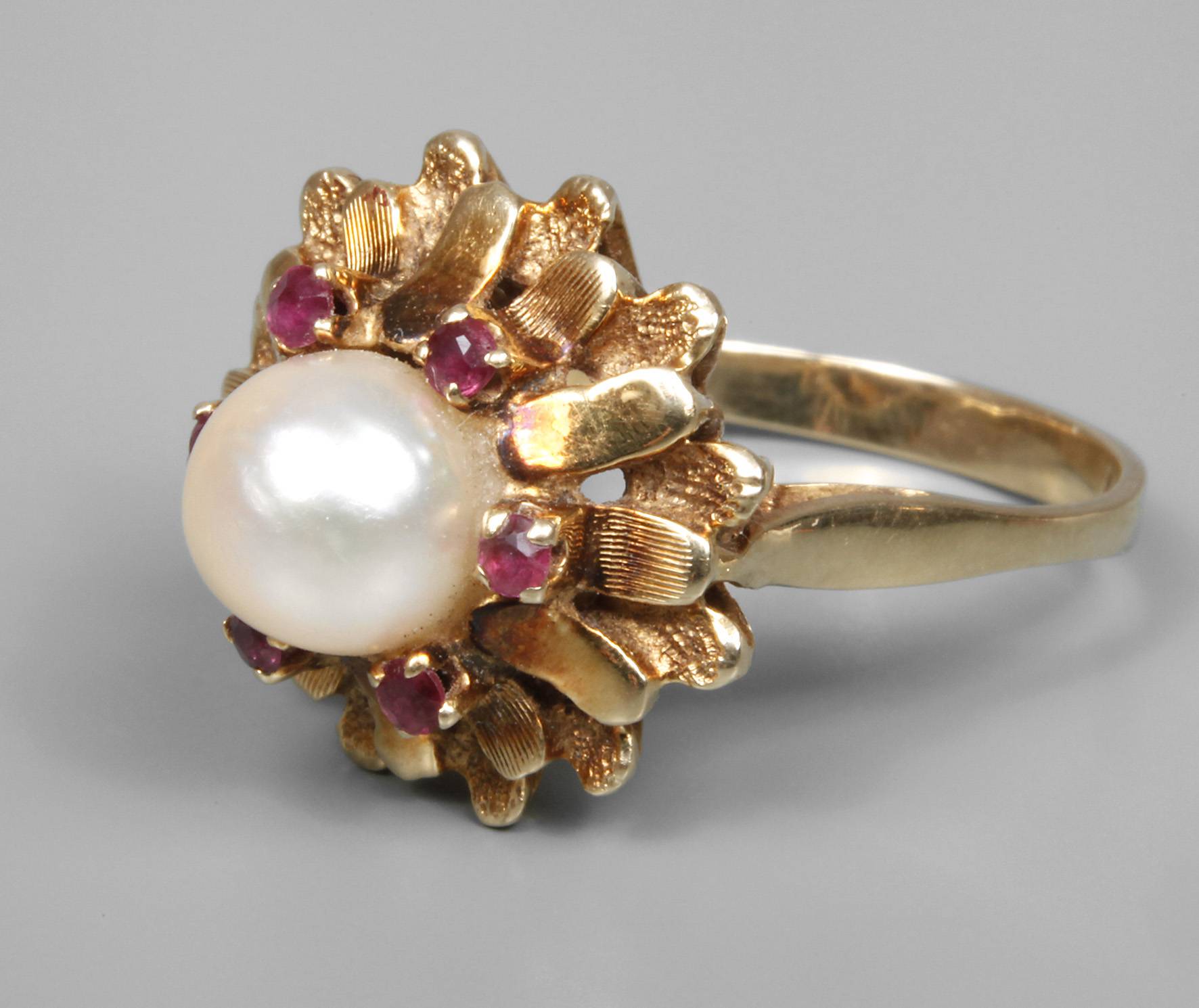 Damenring mit Perle und Rubinen