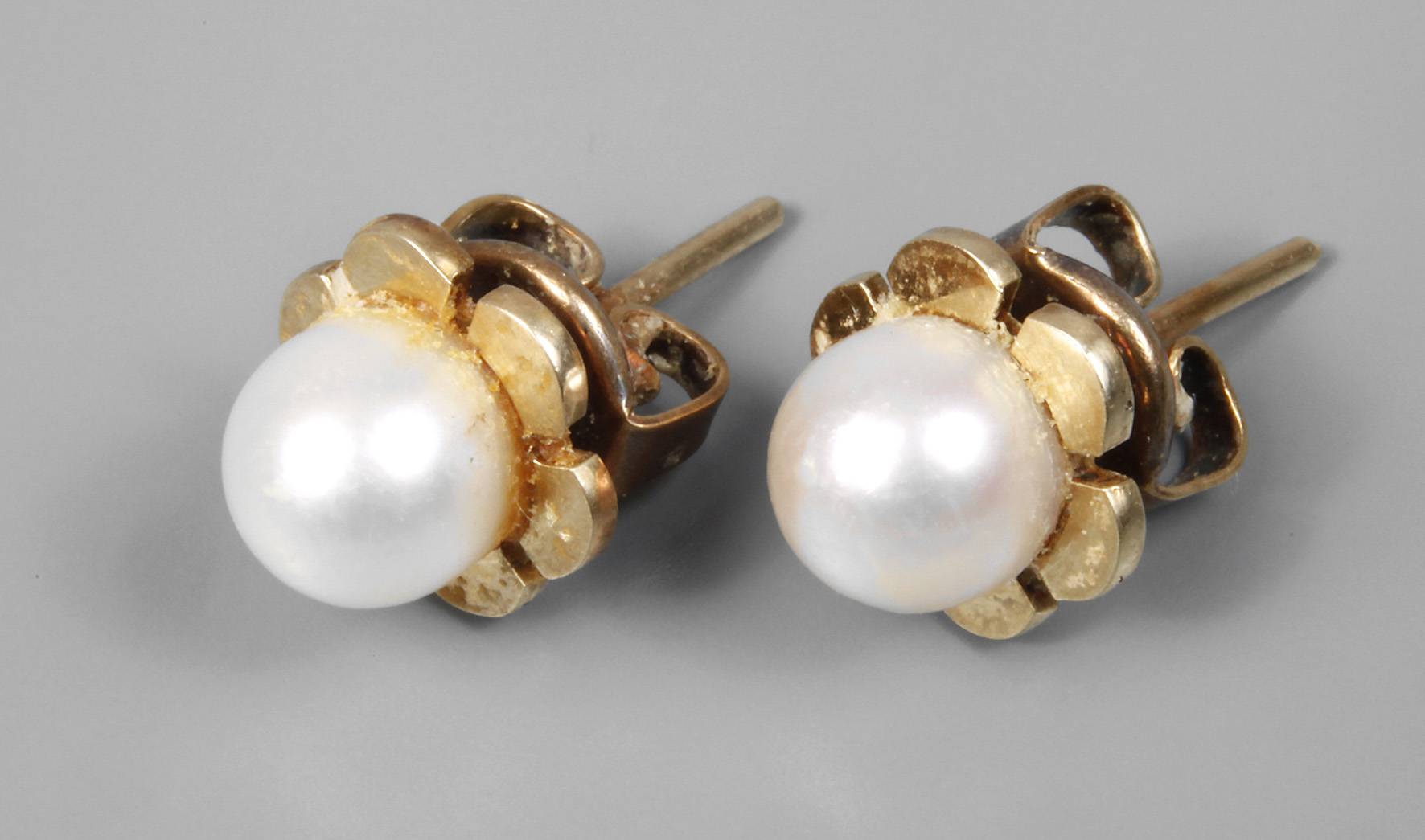 Paar Ohrstecker mit Perlen