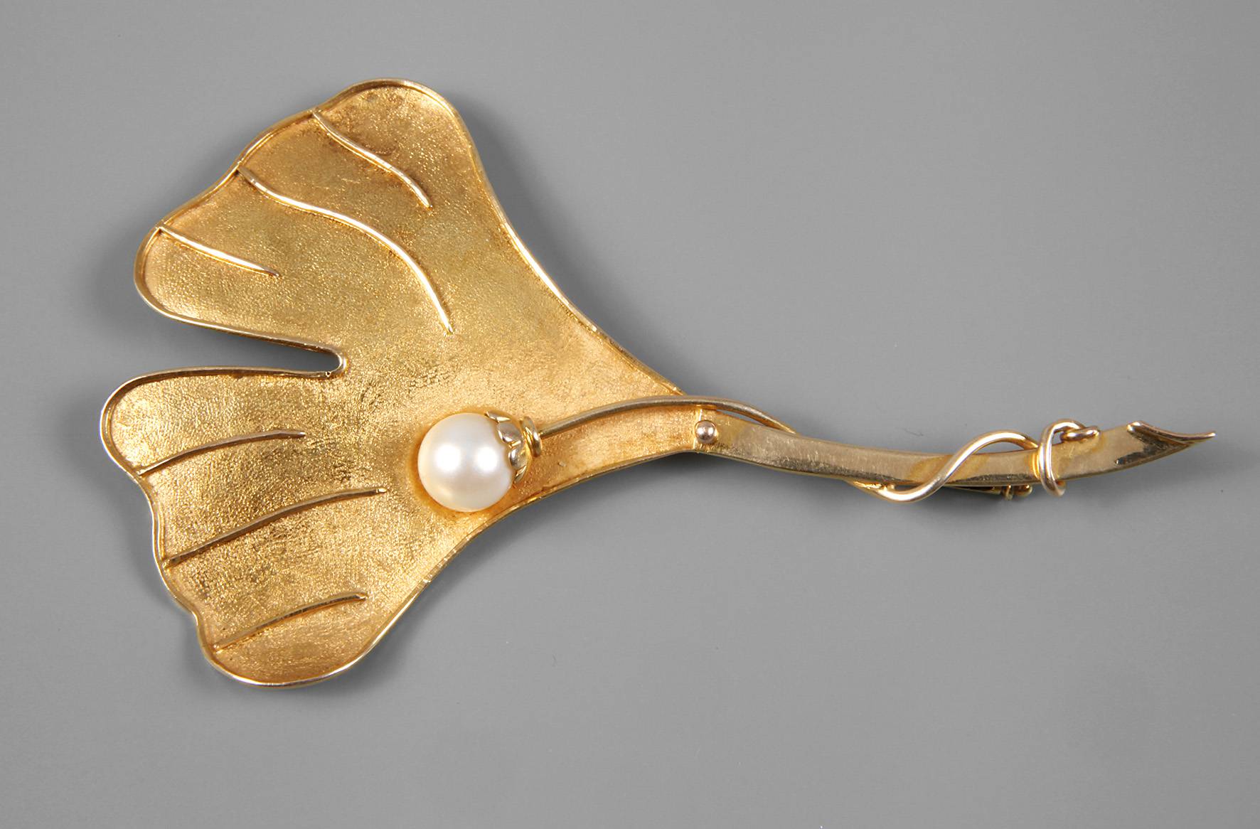 Blattbrosche mit Perle
