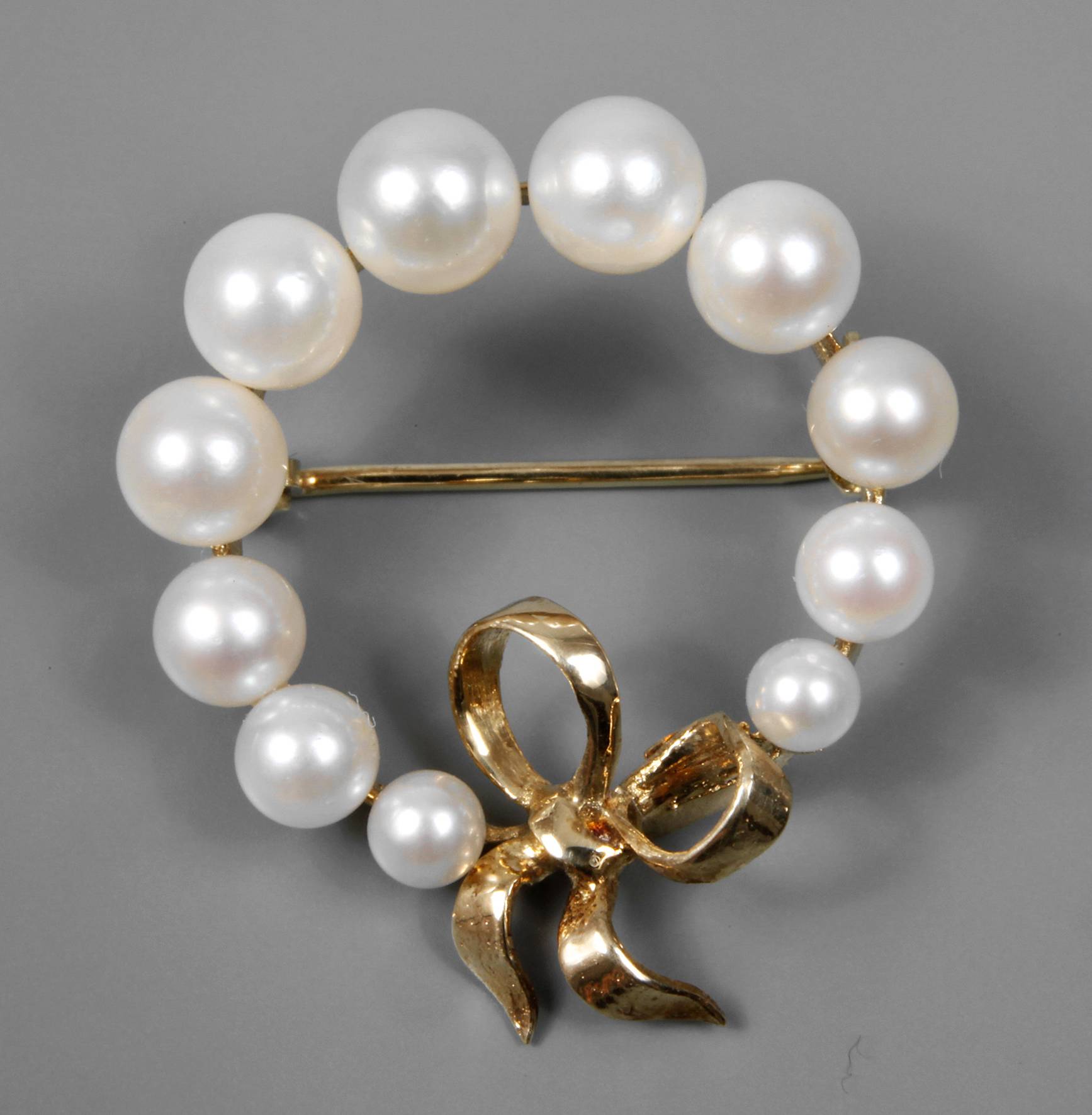 Brosche mit Perlen