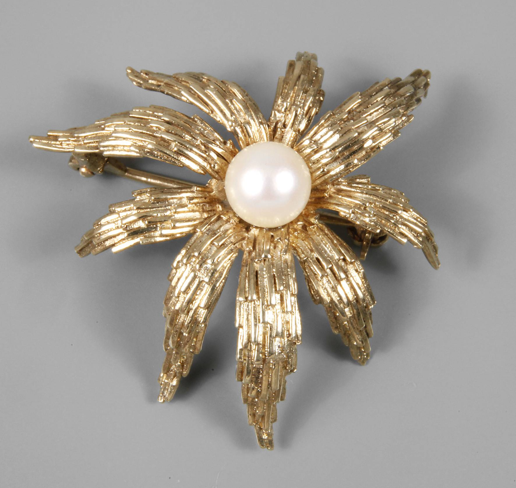 Brosche mit Zuchtperle