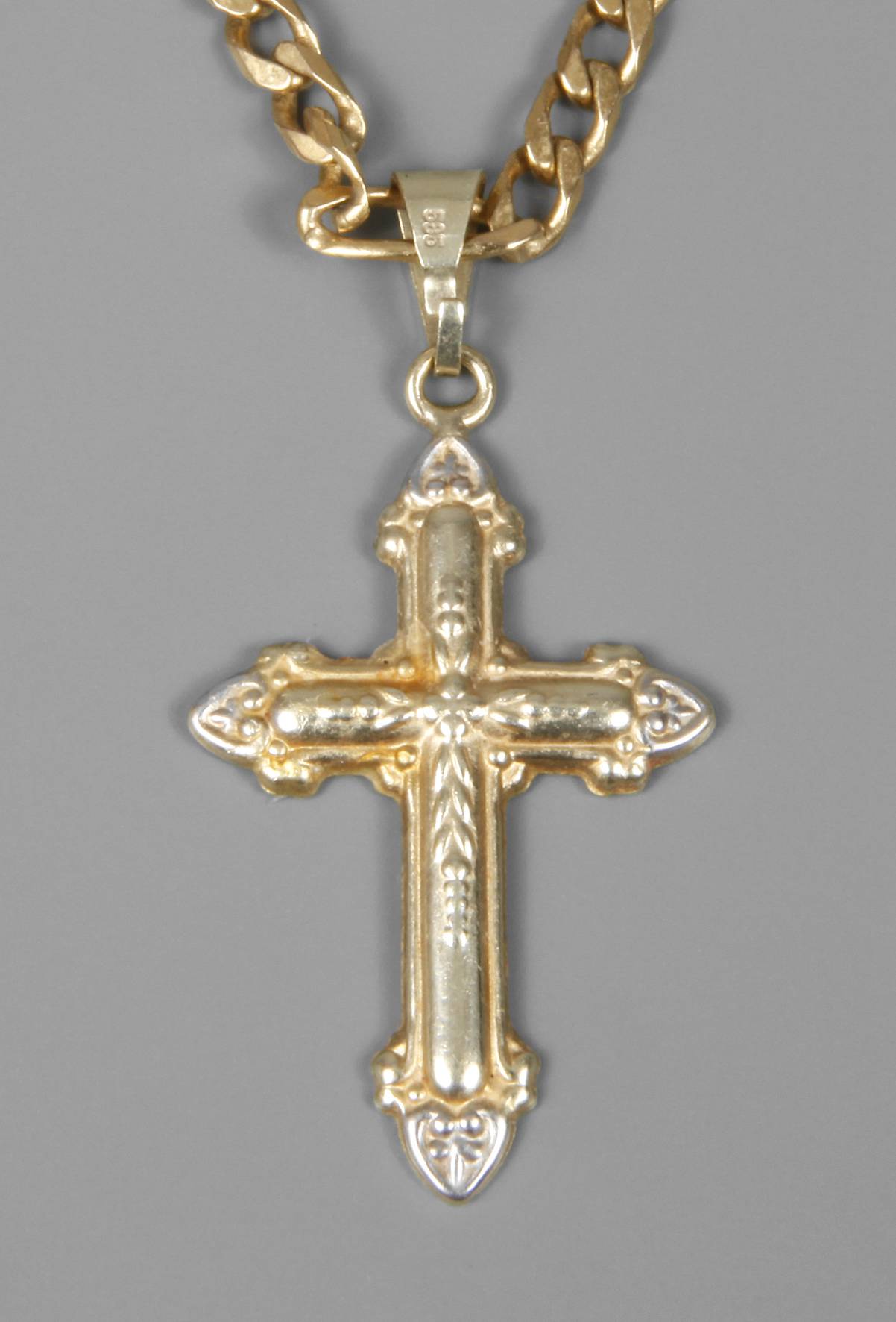 Kreuzanhänger an Kette