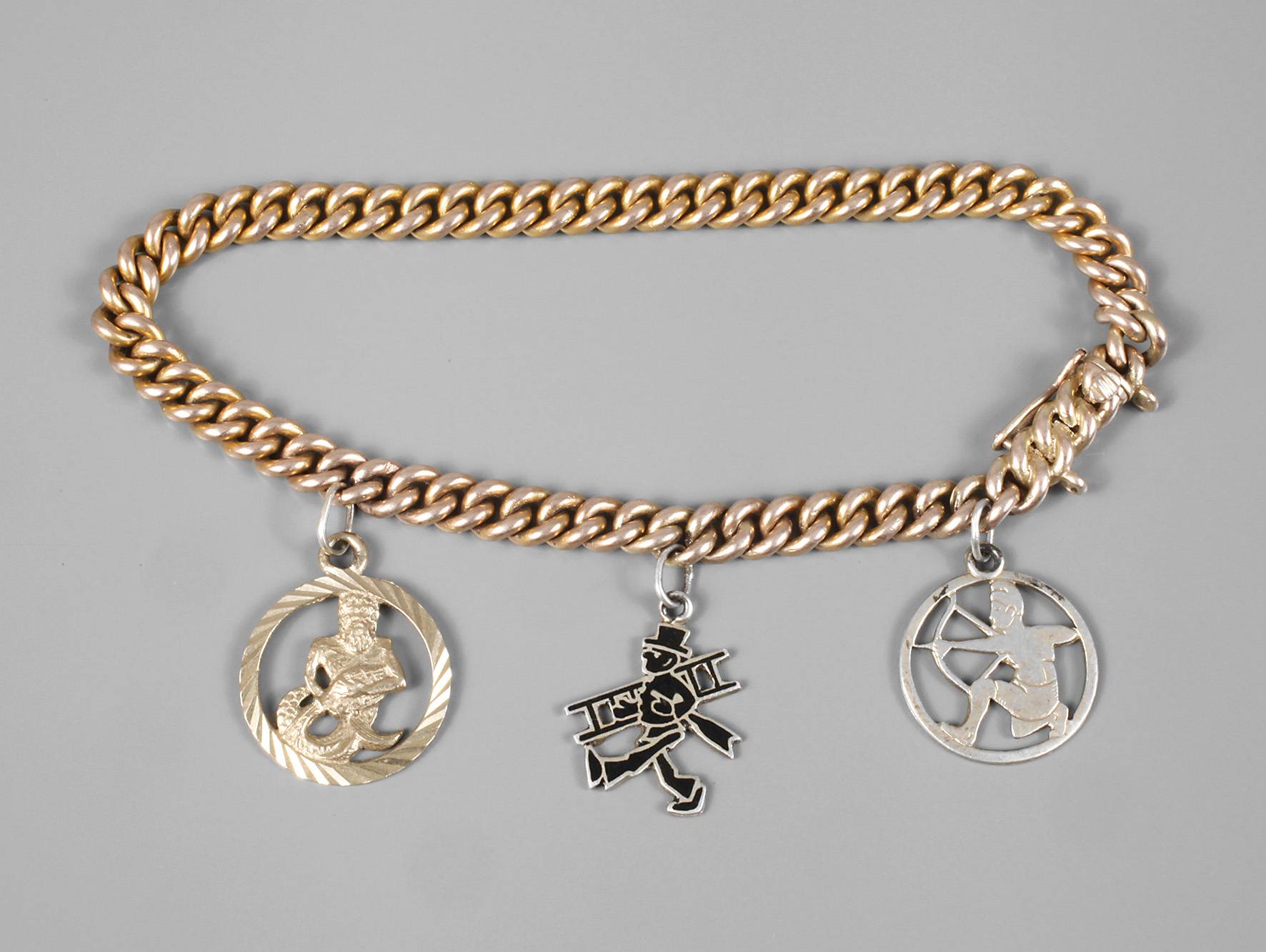 Armband mit Charms