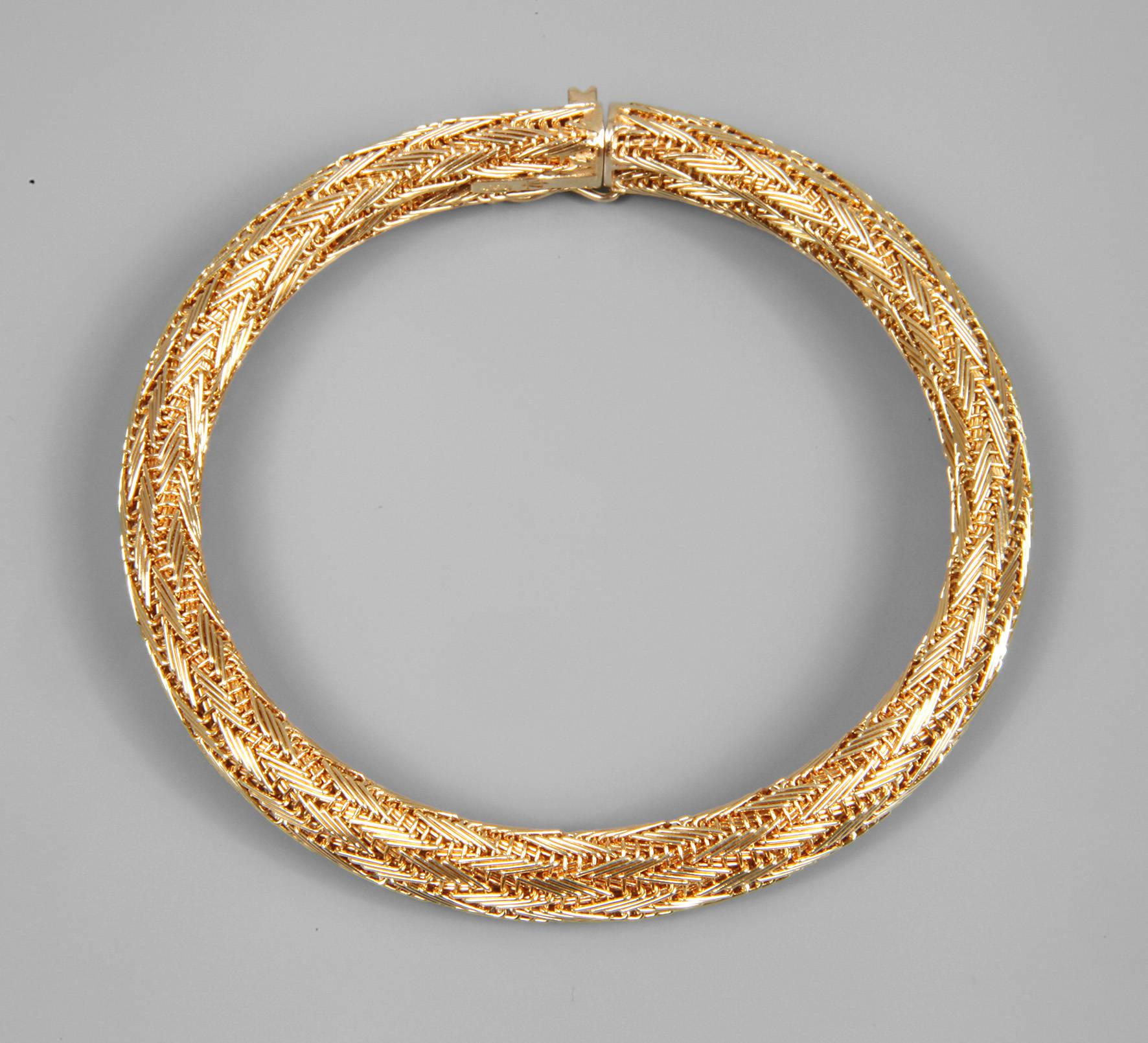 Aufwendiges geflochtenes Goldarmband