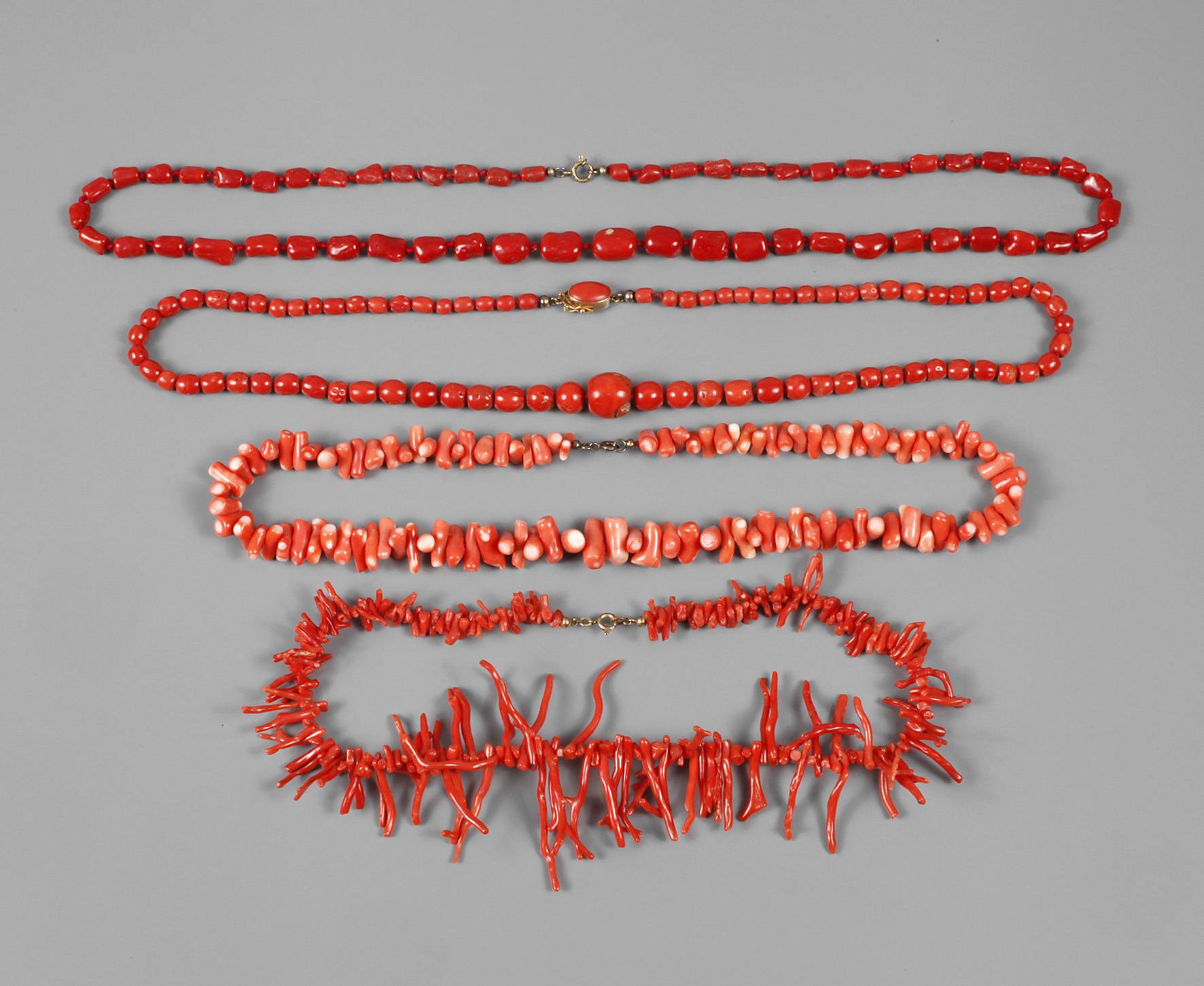 Vier Korallencolliers