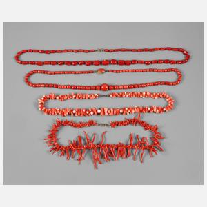 Vier Korallencolliers