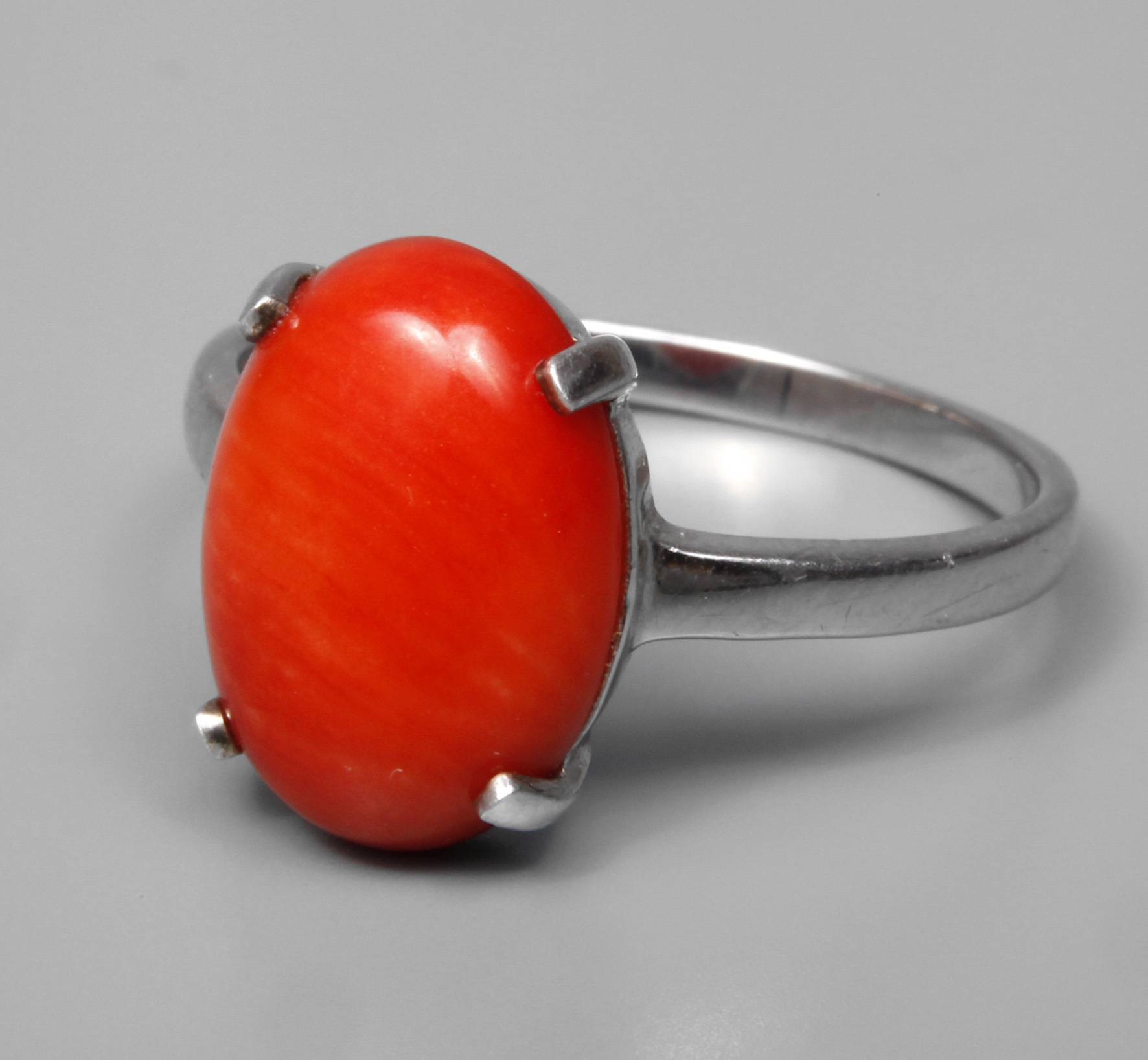 Damenring mit Koralle