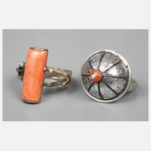 Zwei Silberringe mit Korallen