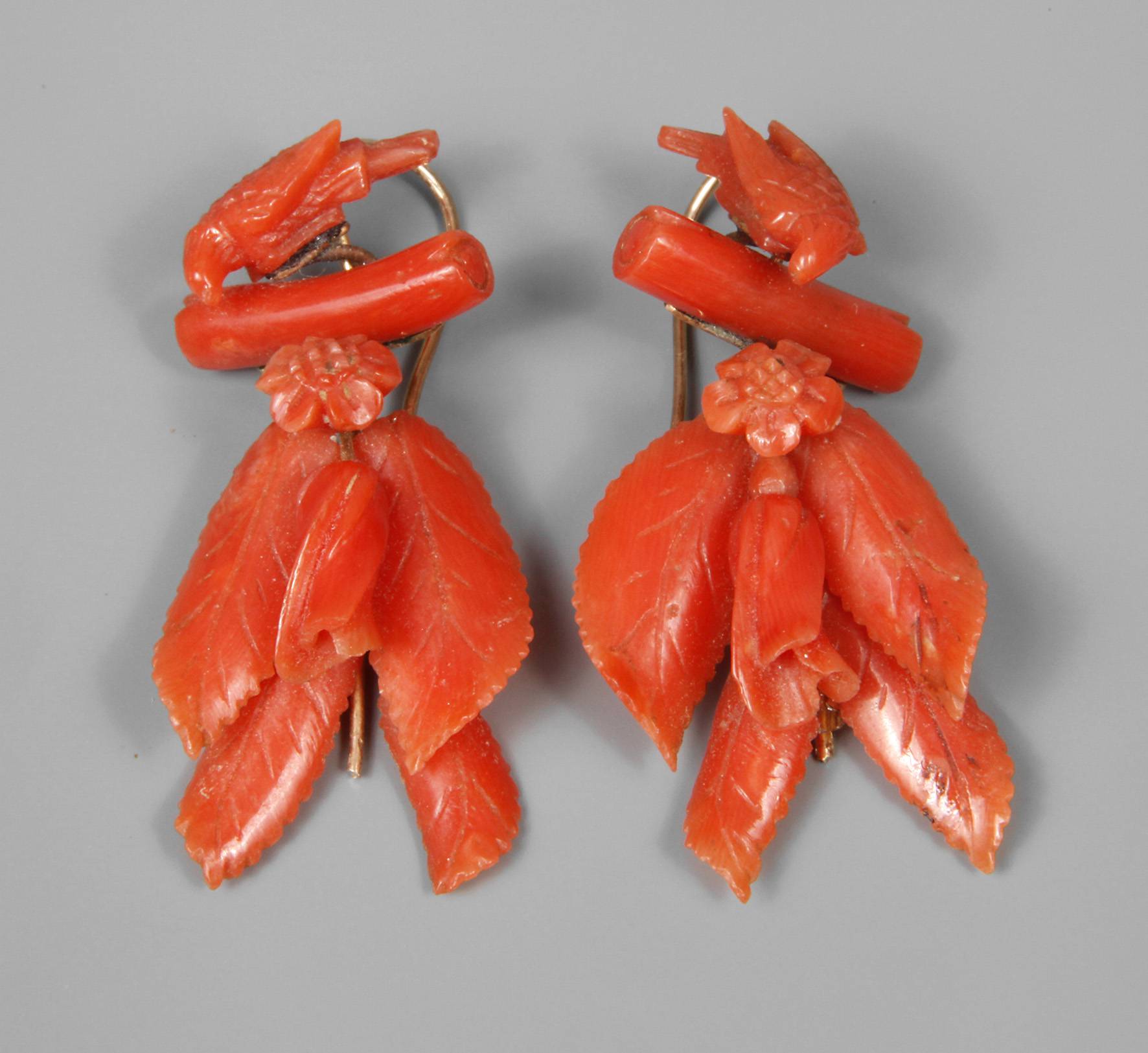 Paar Ohrhänger mit Koralle