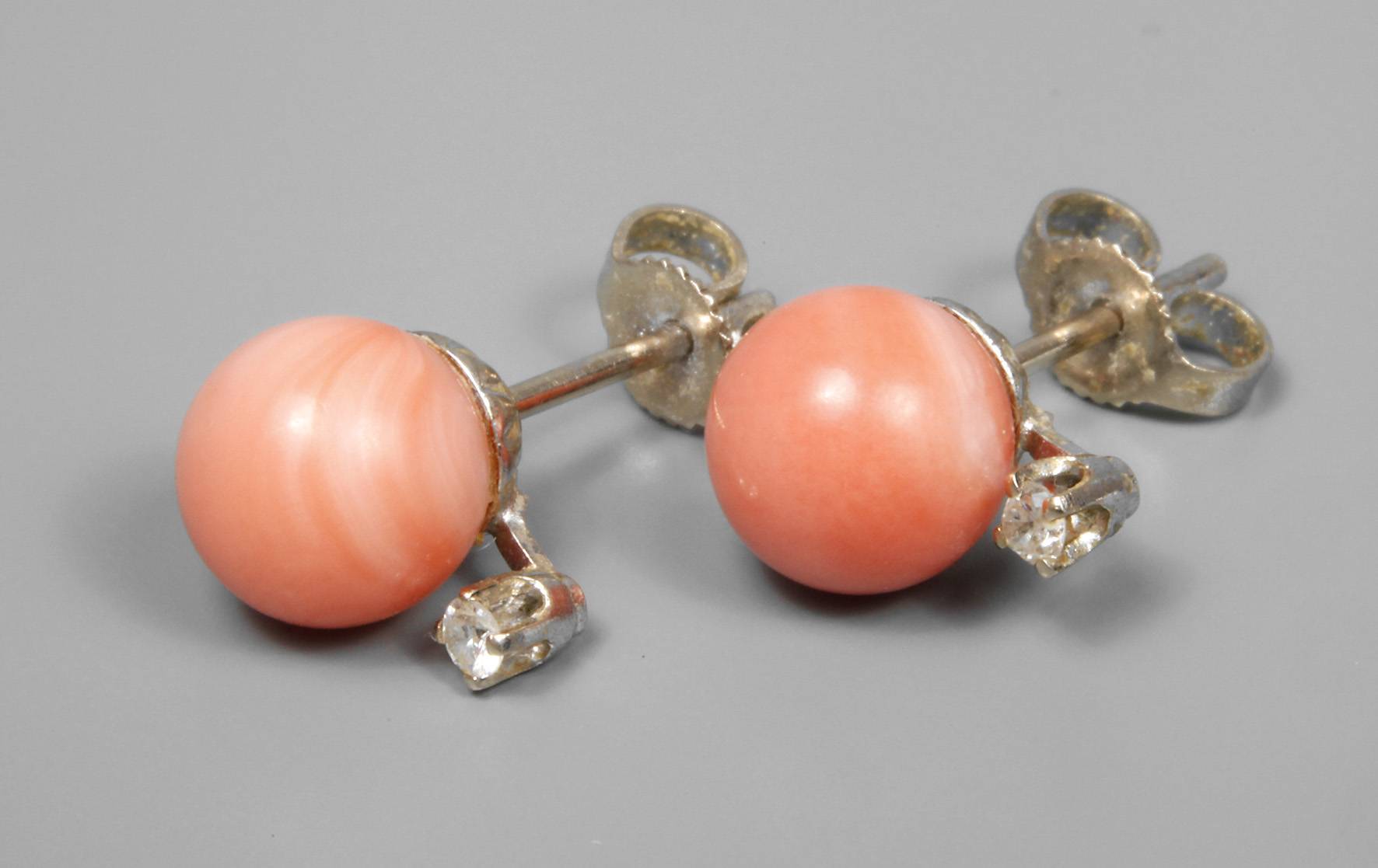 Paar Ohrstecker mit Korallen und Brillanten