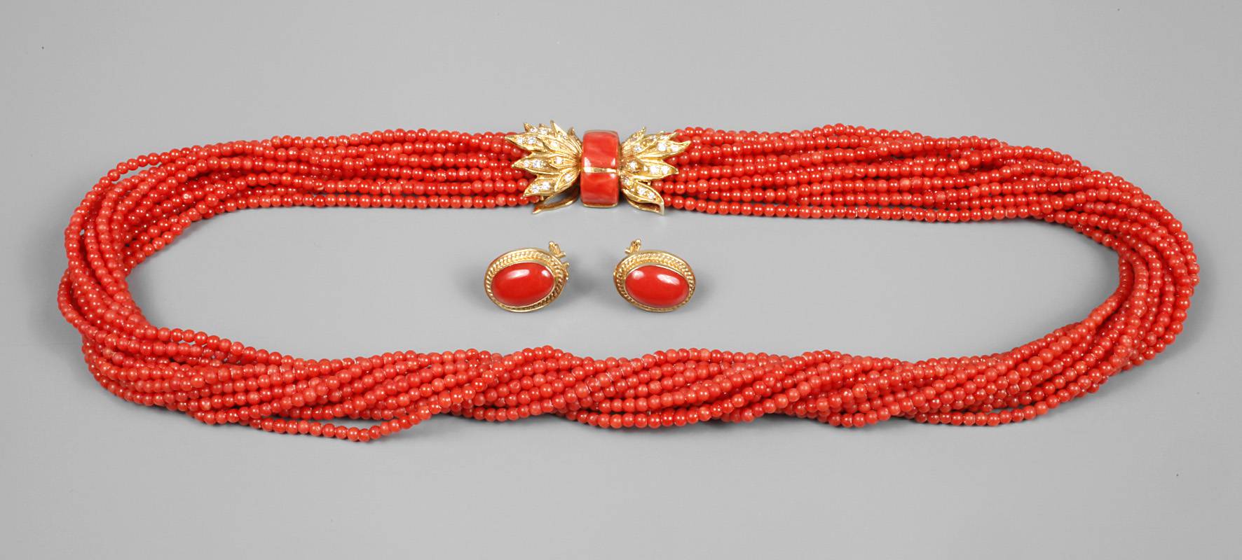 Schmuckset aus Korallen und Brillanten