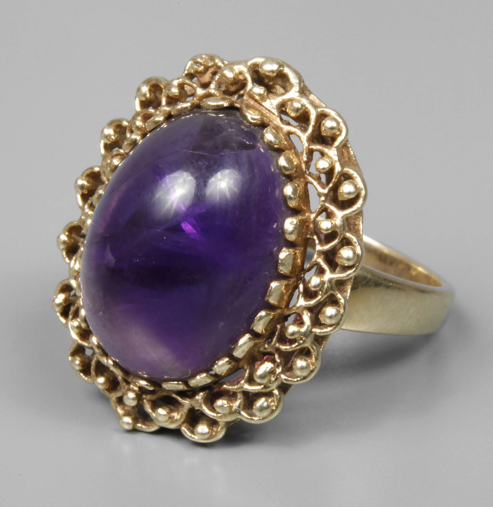 Damenring mit Amethystcabochon