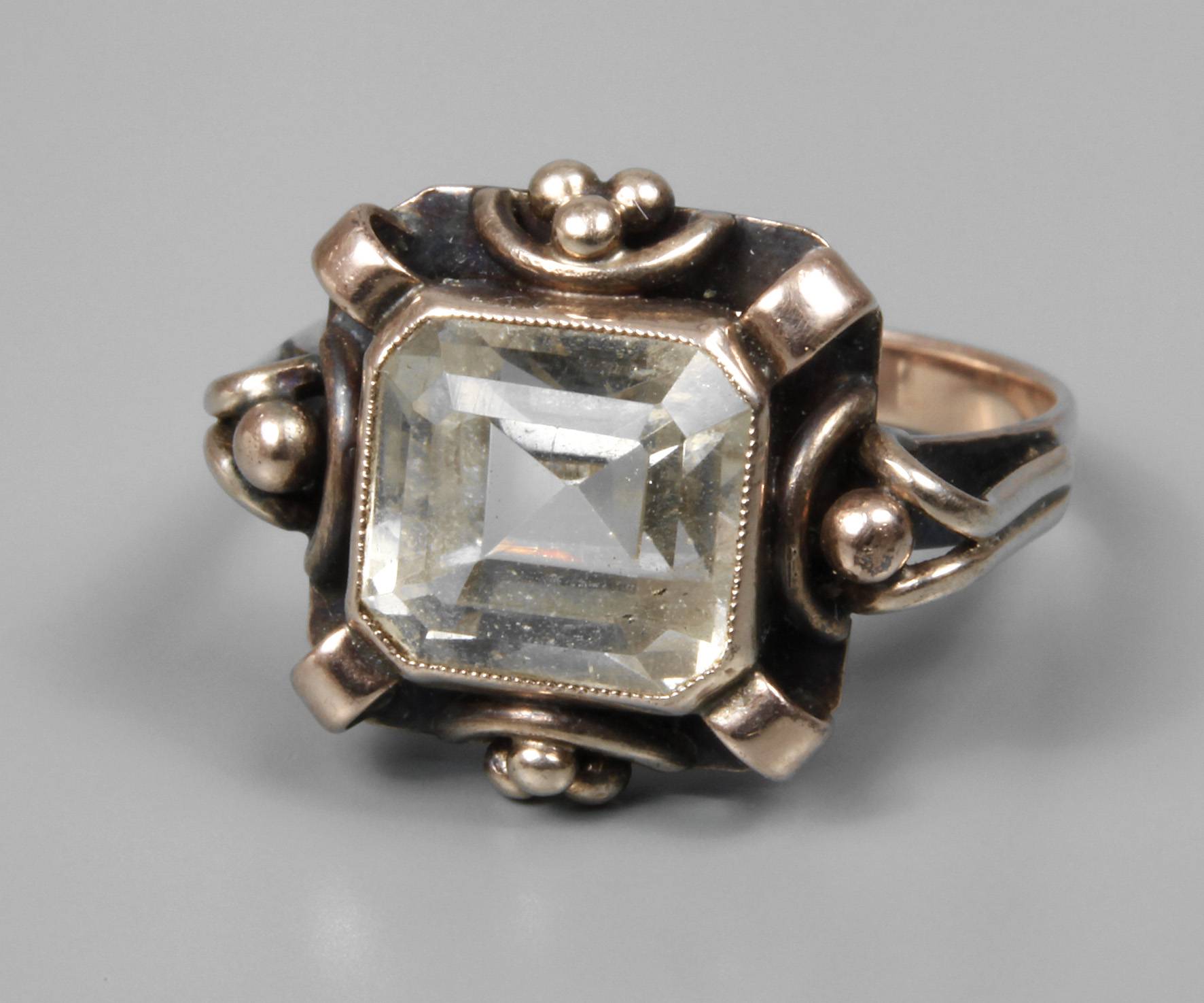 Damenring mit facettiertem Topas