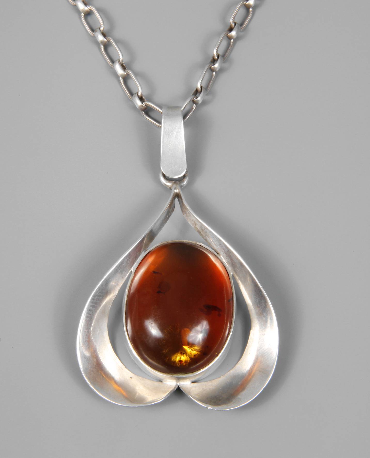 Anhänger mit Bernstein an Kette