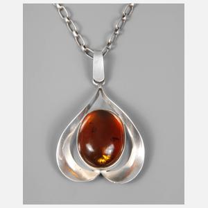 Anhänger mit Bernstein an Kette