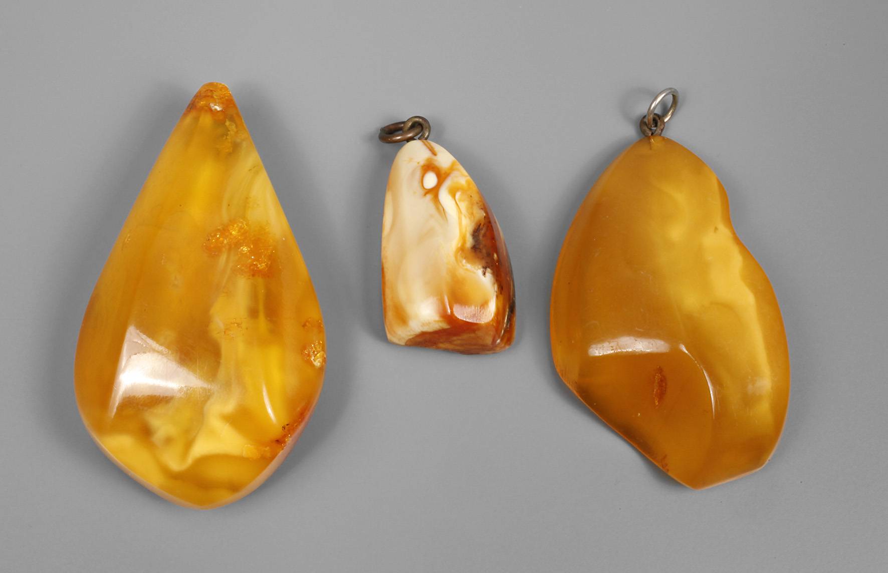 Drei Bernsteinanhänger