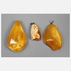 Drei Bernsteinanhänger