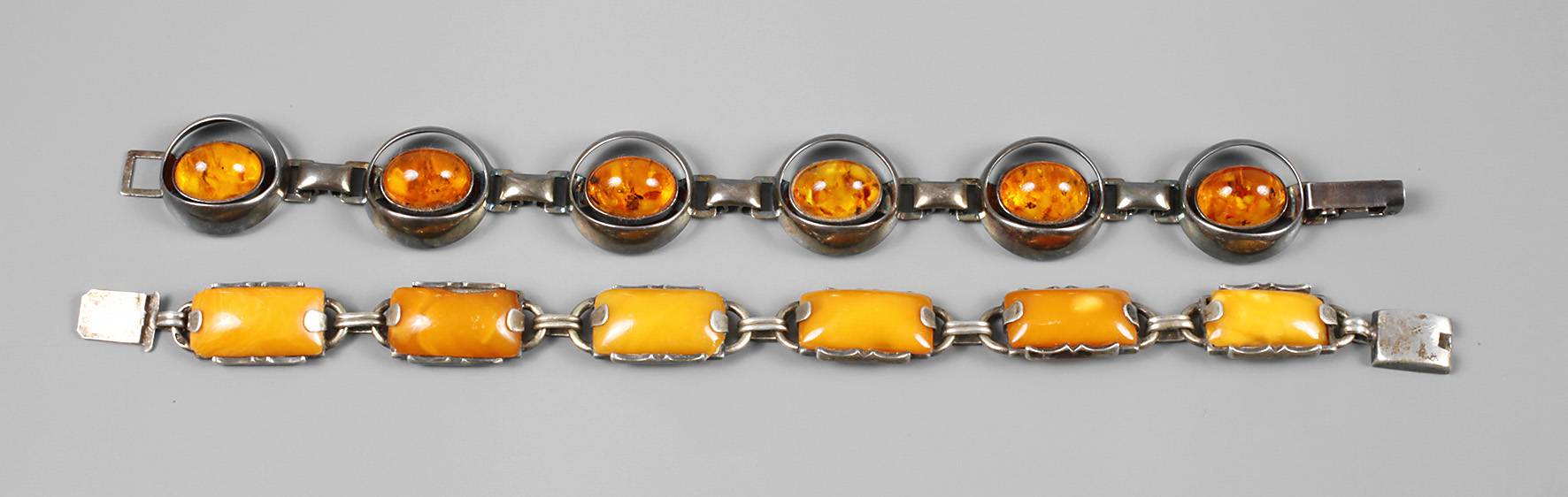 Zwei Armbänder