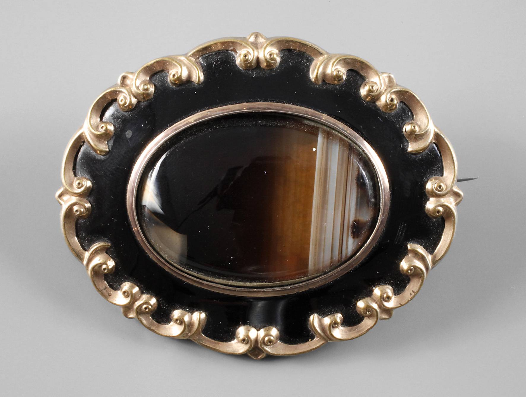 Historismusbrosche mit Achat