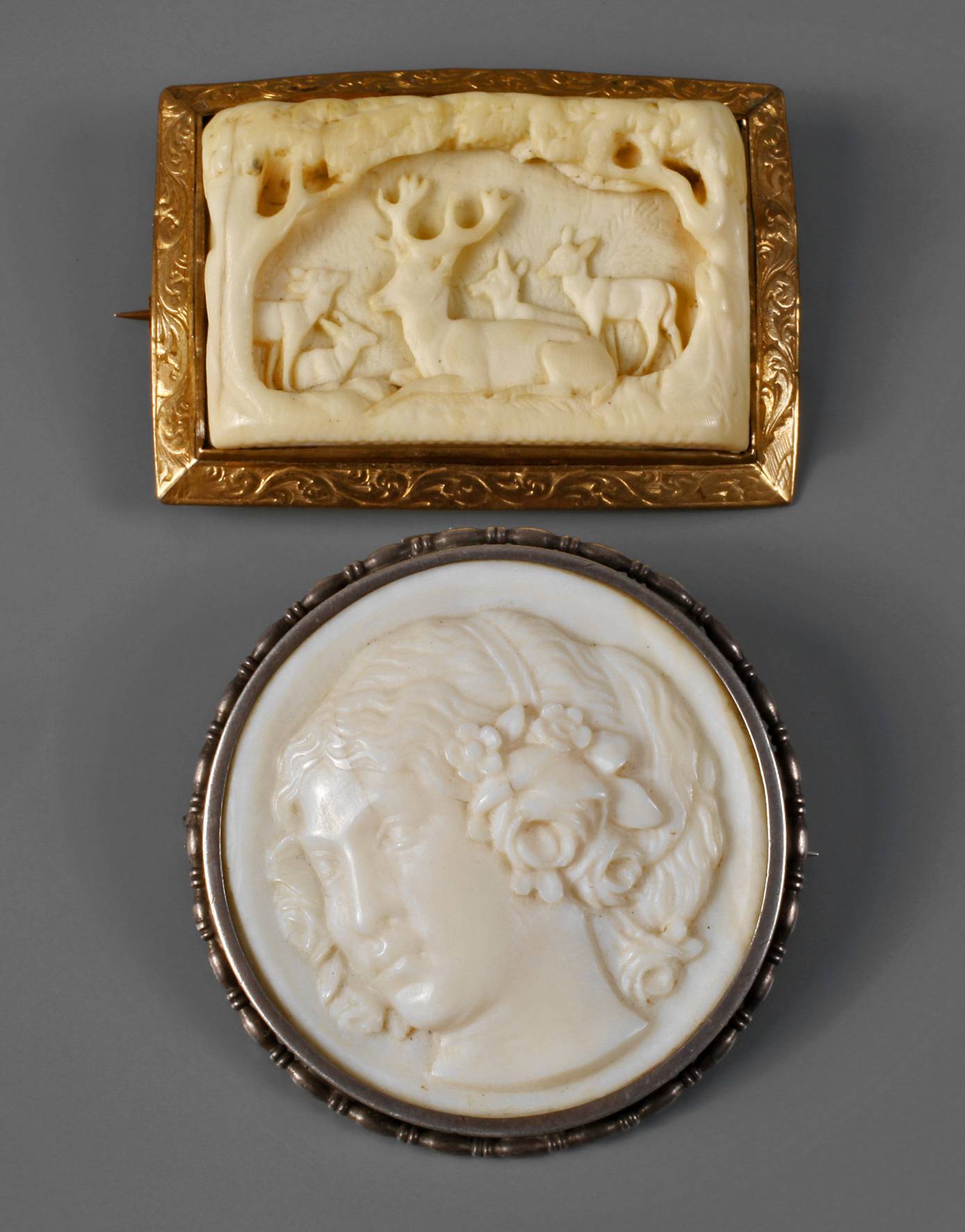 Zwei Elfenbeinbroschen