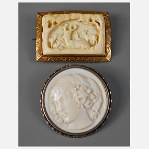 Zwei Elfenbeinbroschen