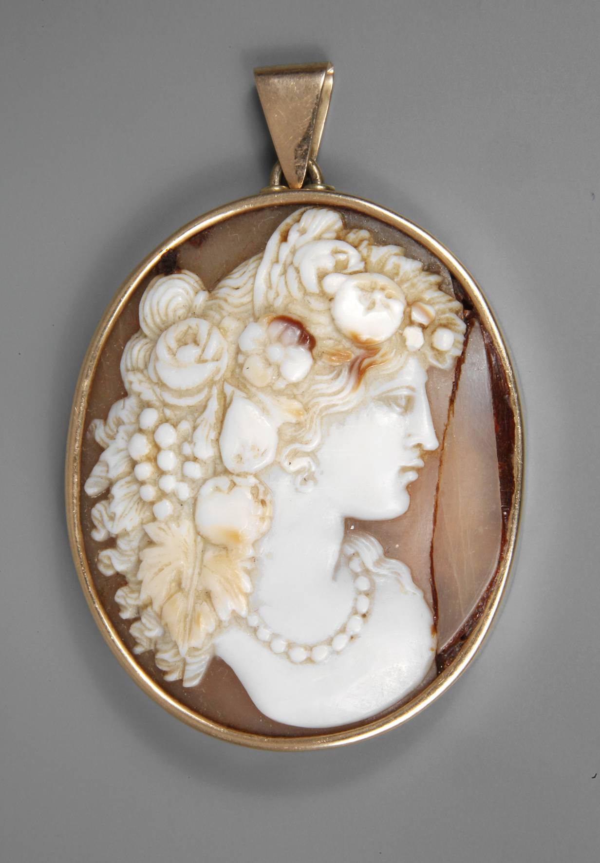 Anhänger mit Muschelkamee