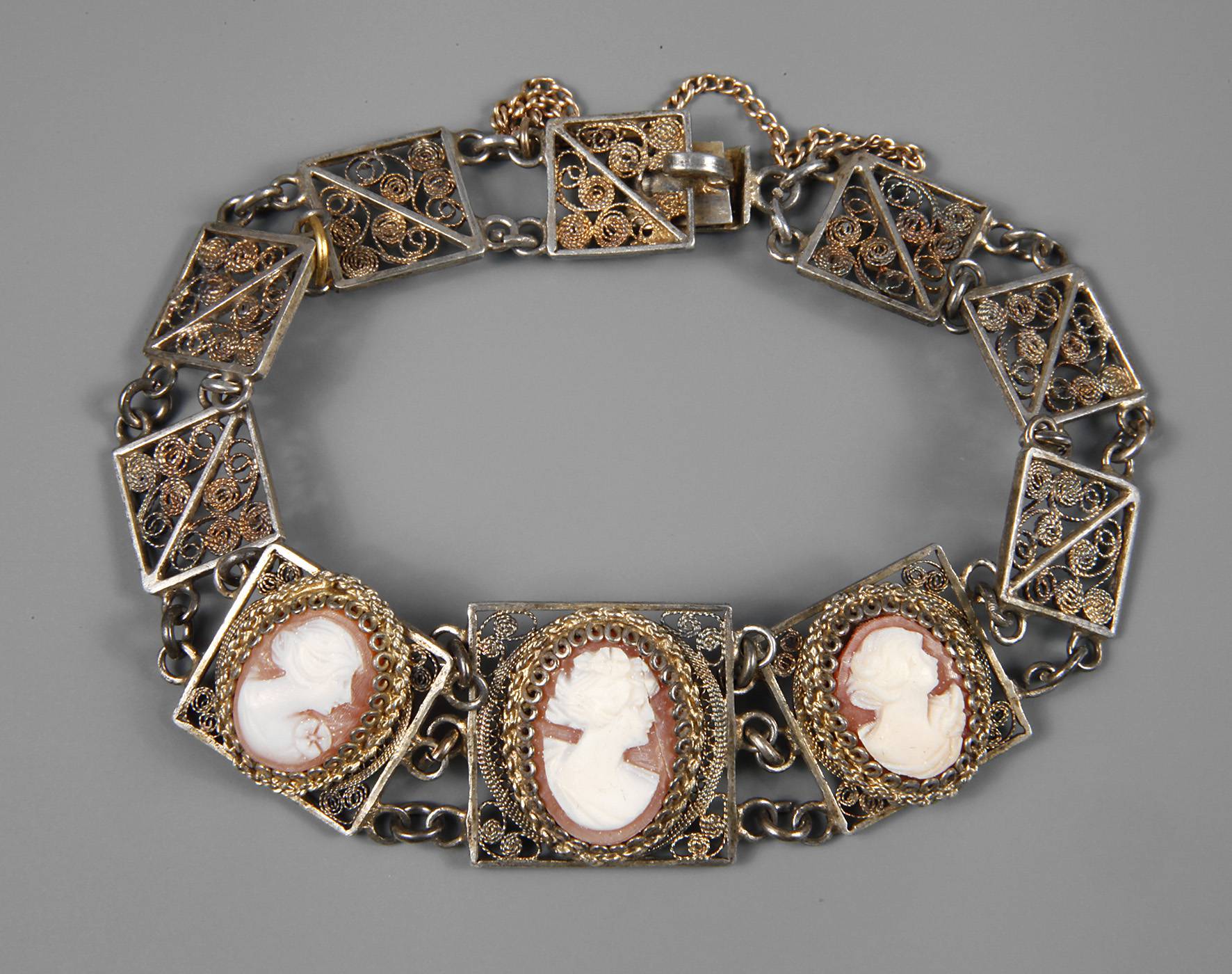 Armband mit Muschelkameen