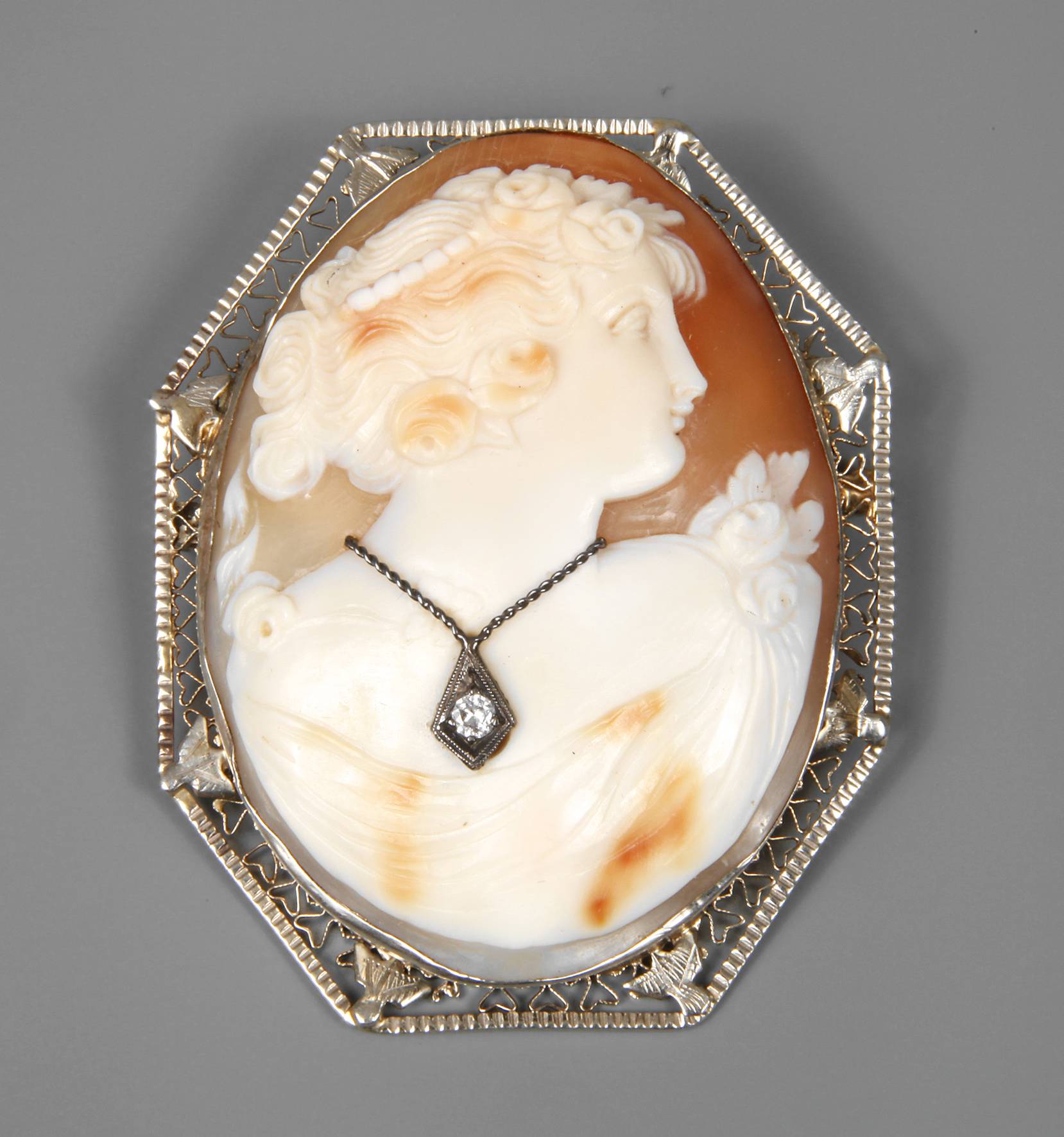 Brosche mit feiner Muschelkamee und Diamant