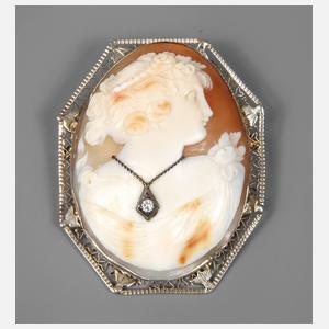 Brosche mit feiner Muschelkamee und Diamant