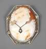Brosche mit feiner Muschelkamee und Diamant